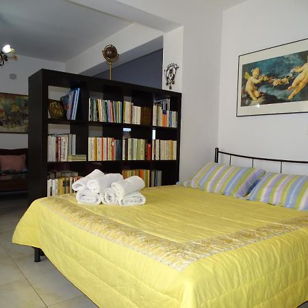 Dreamy Studio With Private Garden เอเธนส์ ภายนอก รูปภาพ