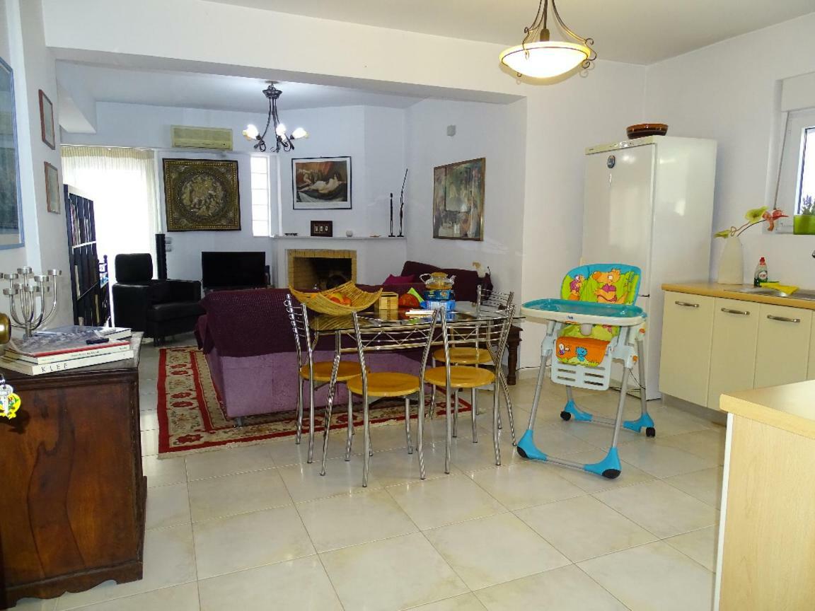 Dreamy Studio With Private Garden เอเธนส์ ภายนอก รูปภาพ