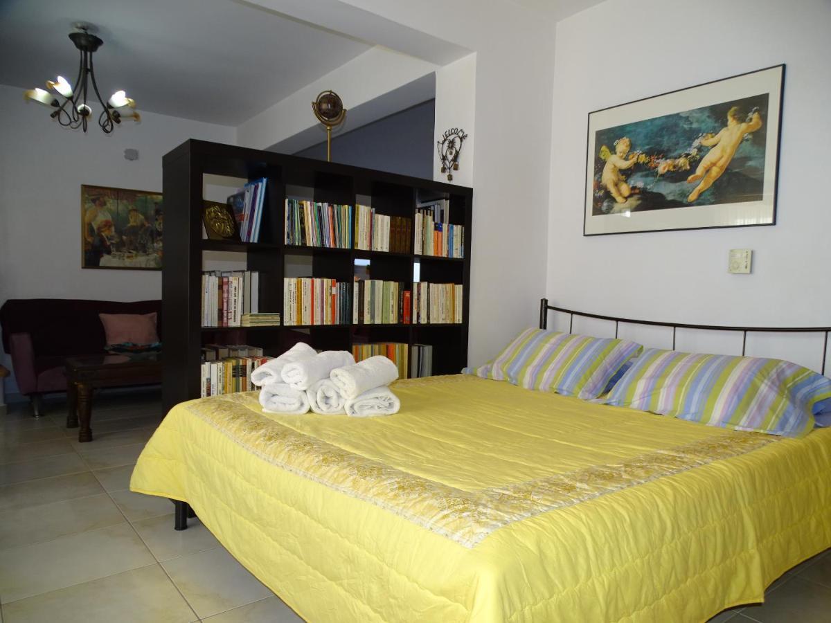 Dreamy Studio With Private Garden เอเธนส์ ภายนอก รูปภาพ